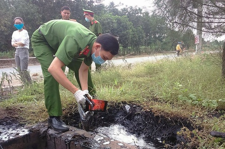 Đồng Nai firm caught discharging wastewater into river - 1
