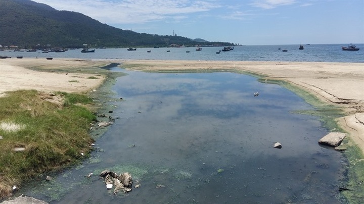 Two projects found discharging waste water into Đà Nẵng beaches - 2 Two projects found discharging waste water into Đà Nẵng beaches - 2