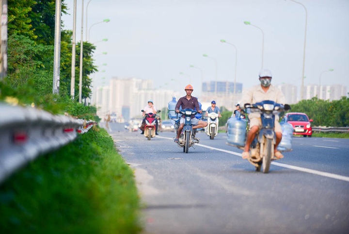 Motorbike drivers risk their lives on Hanoi highway - 3