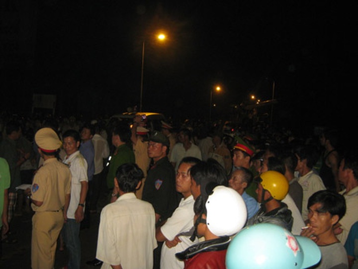 Bus accident kills over 30 - 5