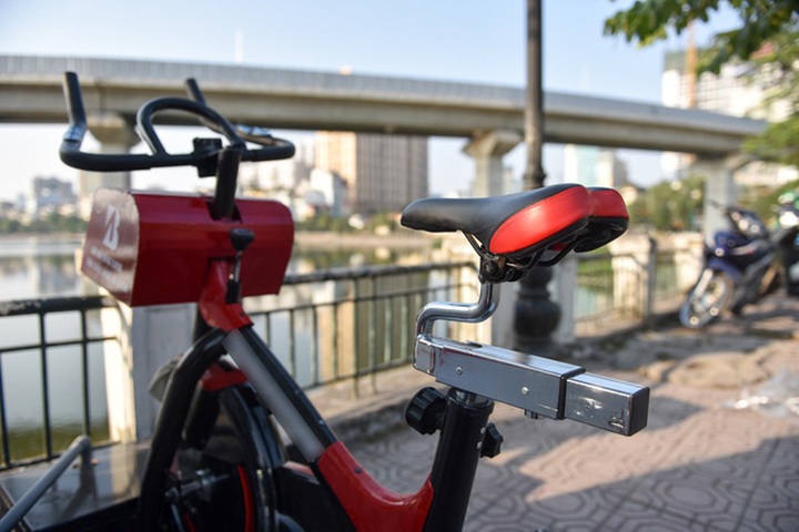 Dual-purpose bicycles help purify Hanoi lake - 9