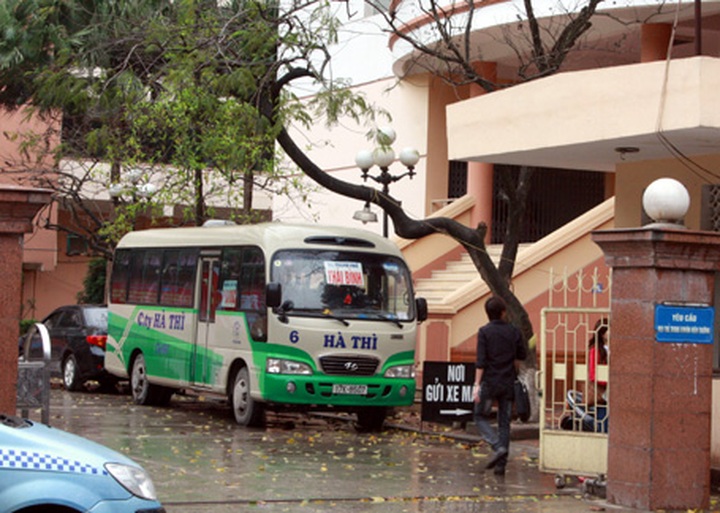 Illegal buses becoming a problem in Hanoi - 1