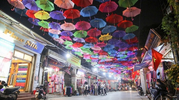 Hanoi: Festival features traditional silk weaving - 1