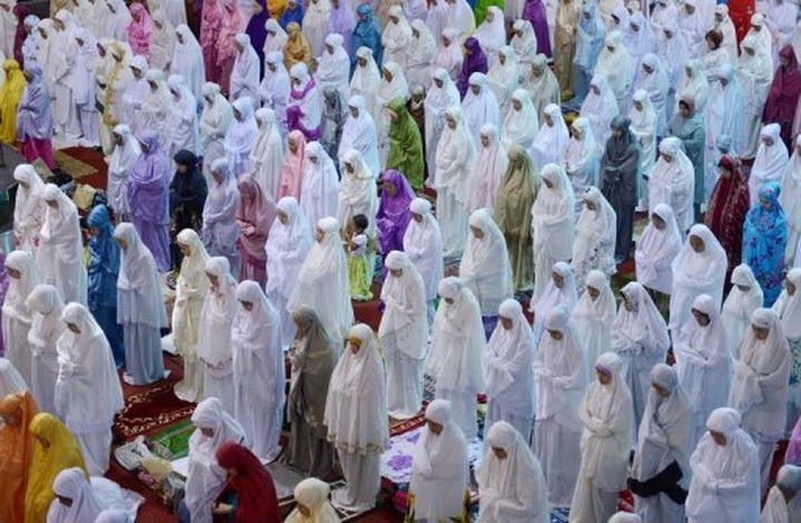 Indonesians begin Ramadan, hardliners target bars - 1