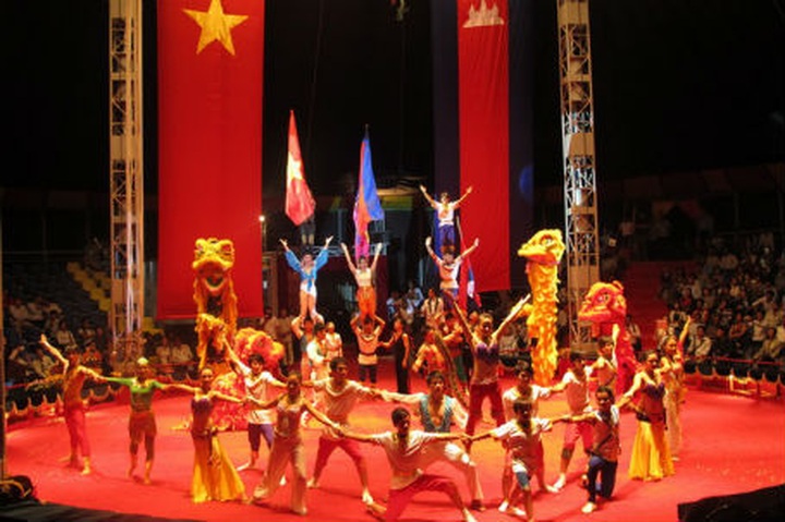 Circus school bemoans student shortage - 1