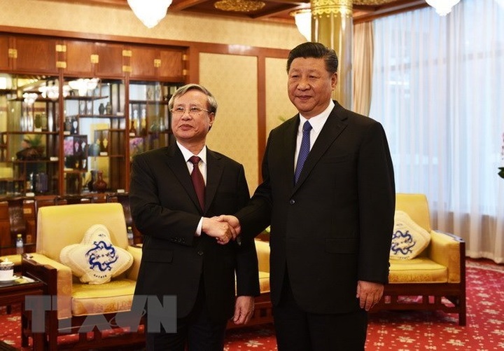 Top Chinese leader affirms desire to develop ties with Vietnam - 1