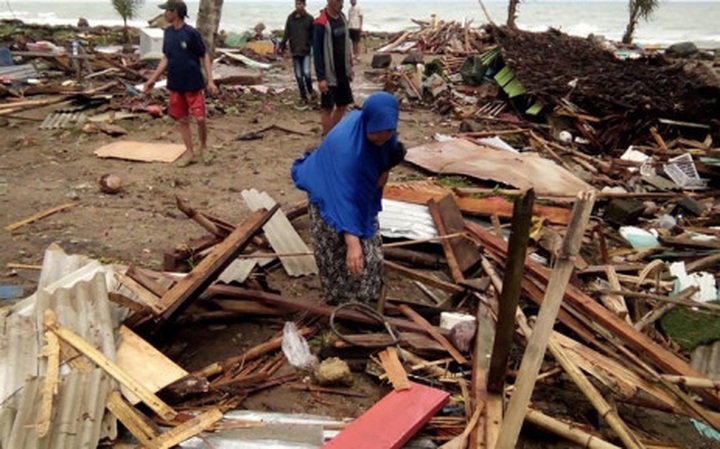 222 dead as volcano-triggered tsunami hits Indonesia - 1