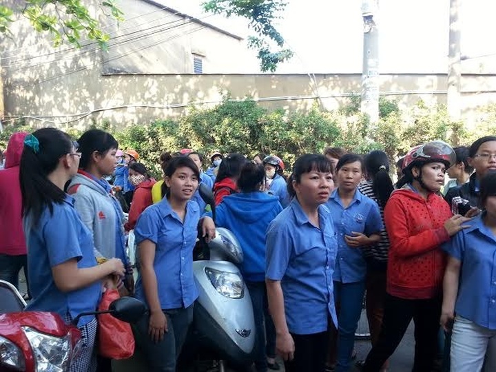 Workers strike to oppose company’s unfair regulation - 1