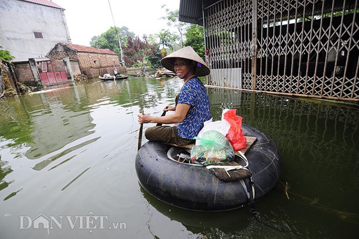 Residents in Hanoi’s flooded areas receive donations - 9 Residents in Hanoi’s flooded areas receive donations - 9