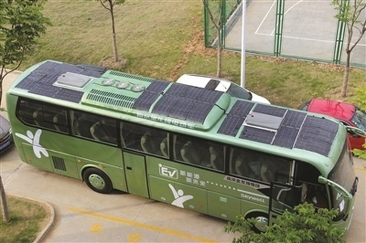 Solar-powered bus piloted - 1