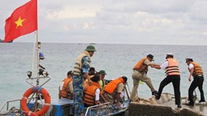 Vietnam, Philippines’ navy exchange on Song Tu Tay Island - 1
