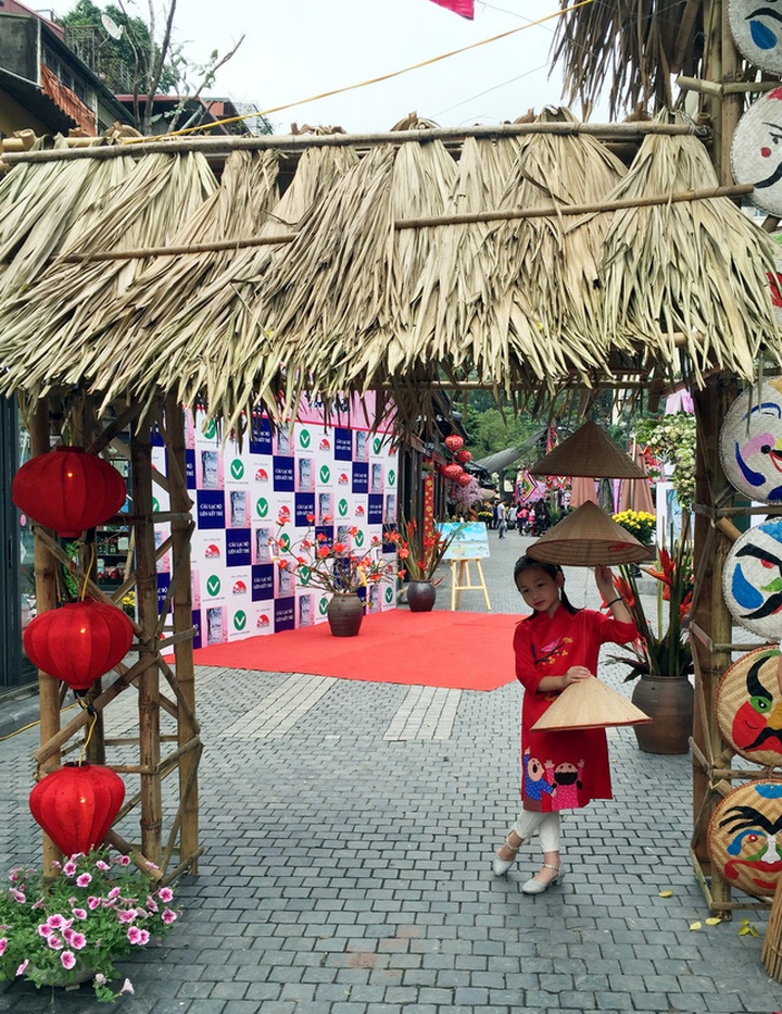 Touring book street in Hanoi, preserving history and culture - 1