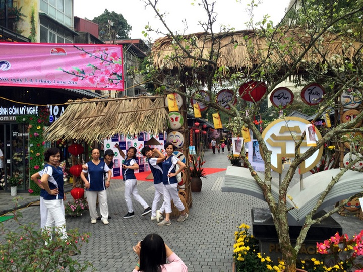 Touring book street in Hanoi, preserving history and culture - 2