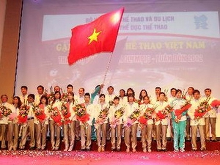 Vietnam’s athletes leave for London Olympics - 1