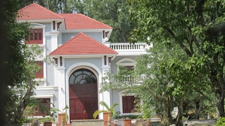 Former police boss, miner, fined for homes in protected forests - 1