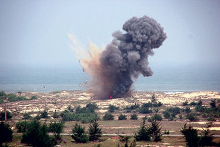 US helps remove UXO in Quang Nam - 1