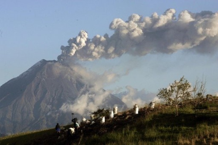 Ecuador declares volcano alert - 1