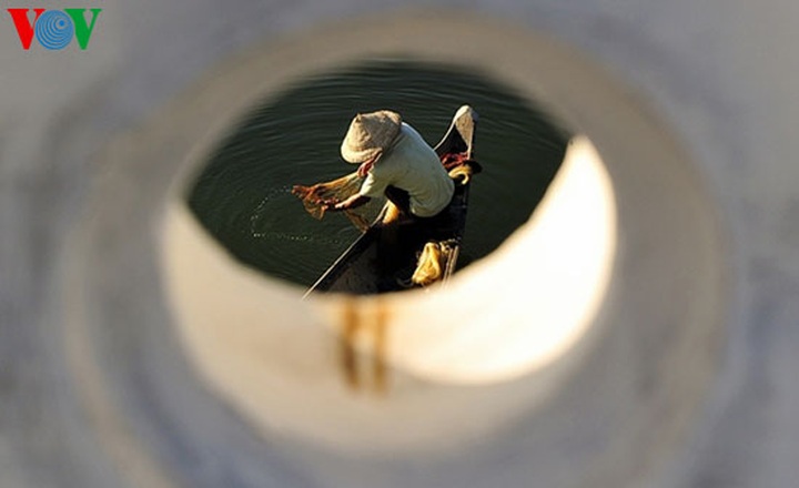 Livelihood dancing on Nhu Y River - 13