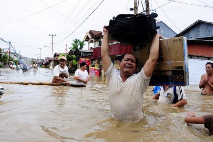 Indonesia floods, landslides kill 17 - 1 Indonesia floods, landslides kill 17 - 1