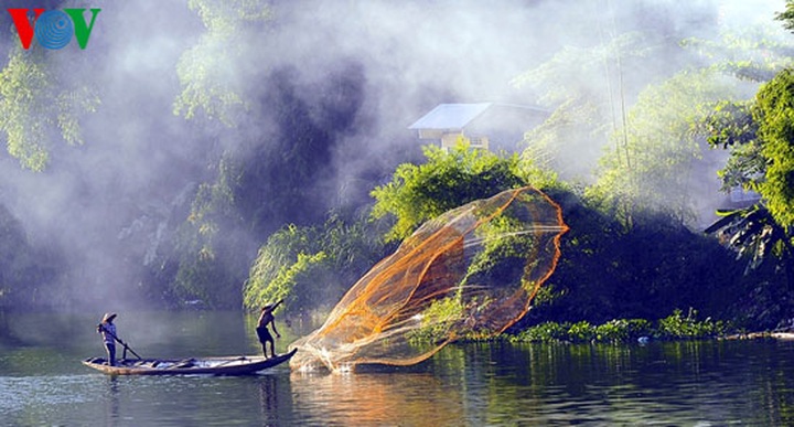 Livelihood dancing on Nhu Y River - 10