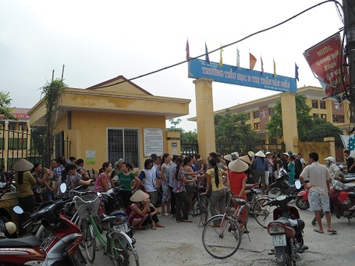 Parents angered that village school turns children away - 1 Parents angered that village school turns children away - 1