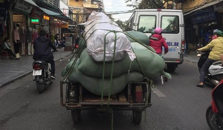 Hanoi tackles overloaded vehicles as Tet nears - 10