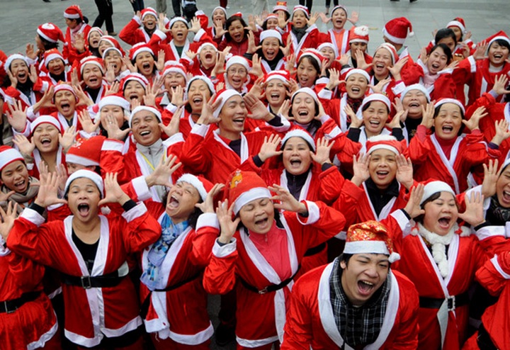 200 Santa Clauses welcome Christmas in Hanoi - 1