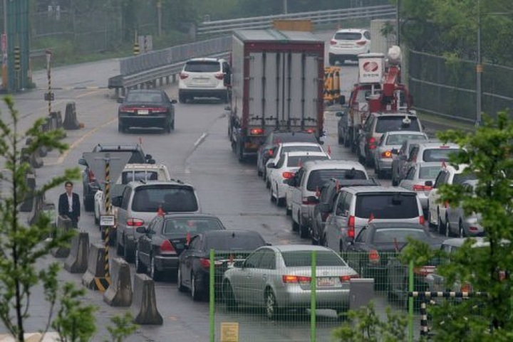 Two Koreas start fresh talks on joint industrial site - 1