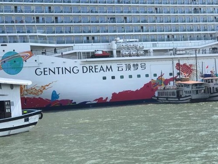 Luxury cruise brings 2,500 visitors to Halong Bay - 1 Luxury cruise brings 2,500 visitors to Halong Bay - 1