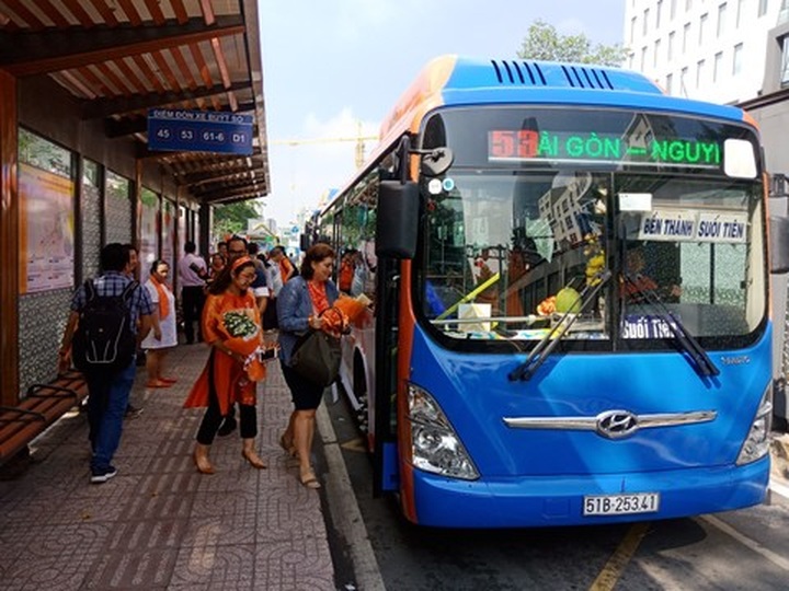 HCM City orange buses raise awareness about sexual harassment - 2