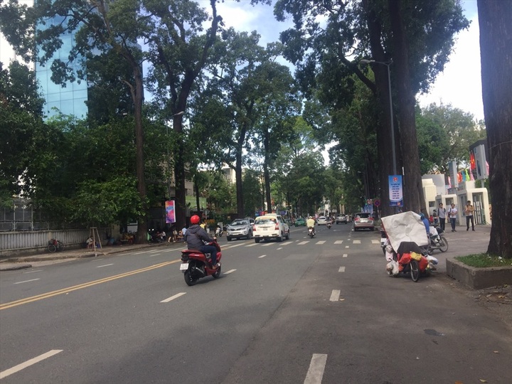 HCM City streets left deserted on New Year Holiday - 5