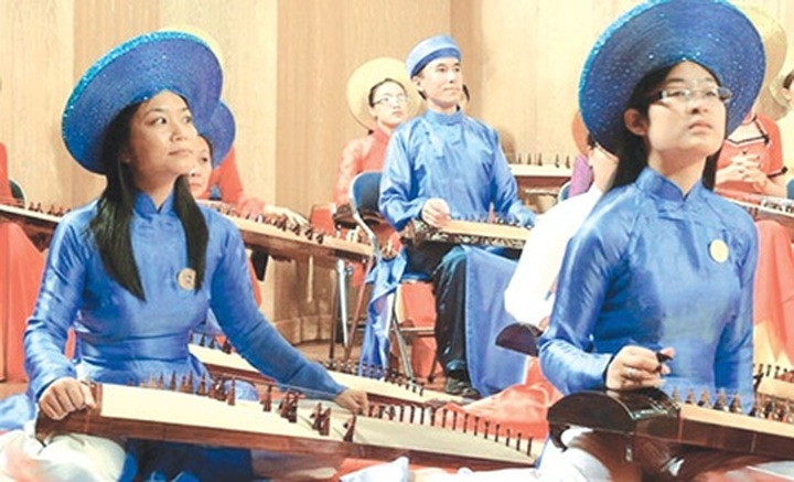 Doctor brings dan tranh overseas - 1