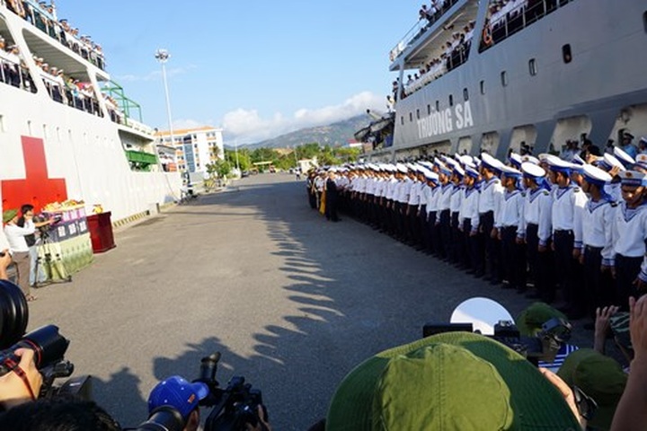 Tet gifts brought to Spratly Islands - 3