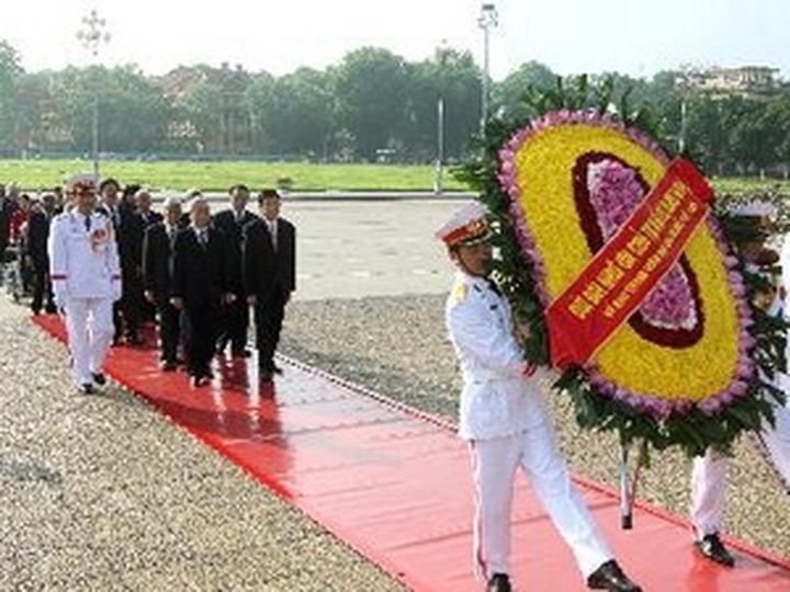 Leaders pay tribute to President Ho Chi Minh - 1