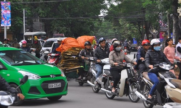 Hanoi tackles overloaded vehicles as Tet nears - 9