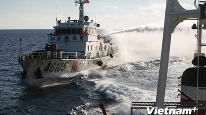 Vietnamese boats make it back to port despite repeated attacks - 1