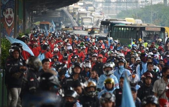 Indonesia hit with mass strike over wage hike demands - 1
