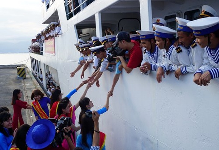 Tet gifts brought to Spratly Islands - 4