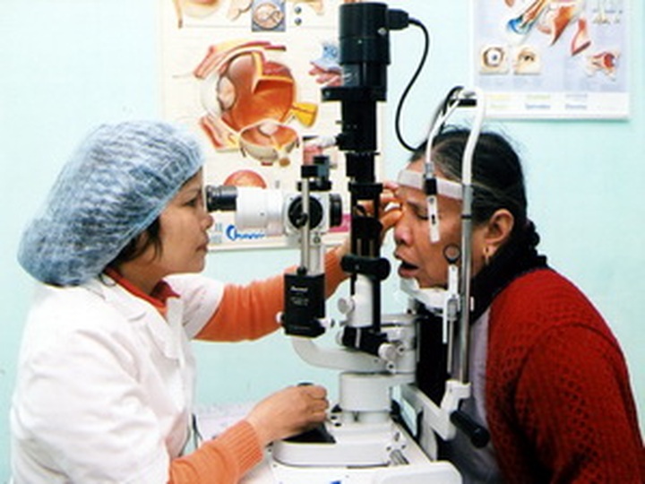 Standard Chartered Vietnam helps with eye care - 1