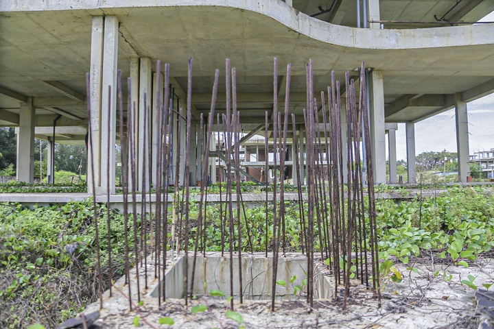 VND750-billion resort project in Danang lies abandoned - 5