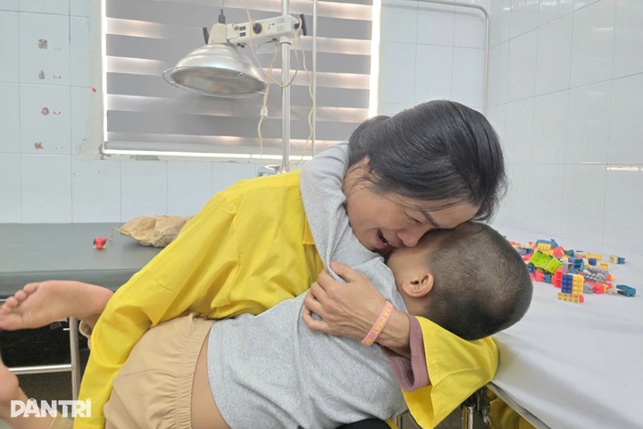 Readers donate over USD 15,000 to mother with cancer and autistic son - 2