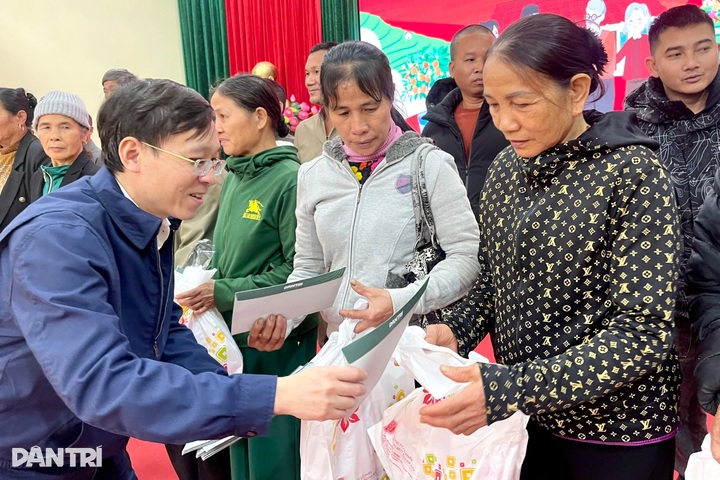 Tet gifts spreads love to flood-hit Bac Ninh residents - 2