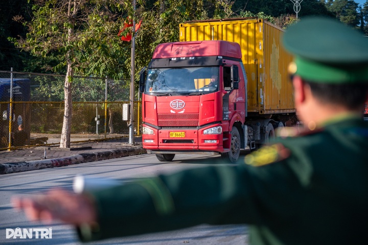 Lang Son border gates suspend customs clearance for Tet holiday - 1