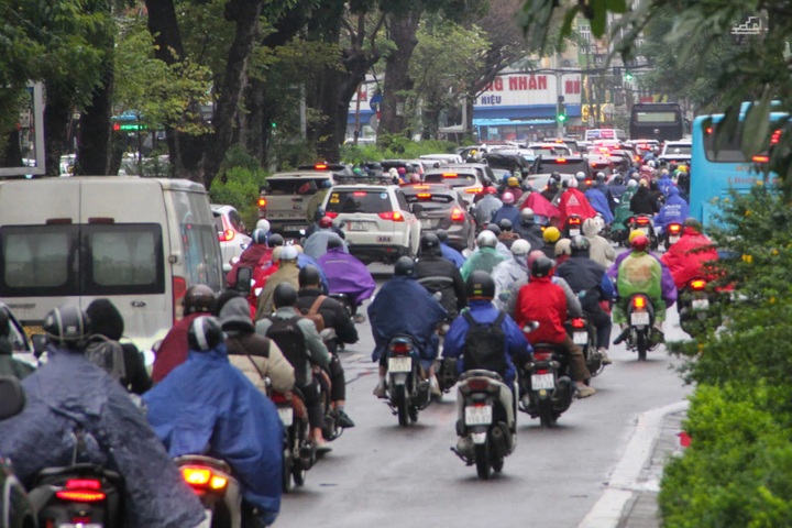 Hanoi police brave cold rain to ease Tet traffic jams - 2 Hanoi police brave cold rain to ease Tet traffic jams - 2