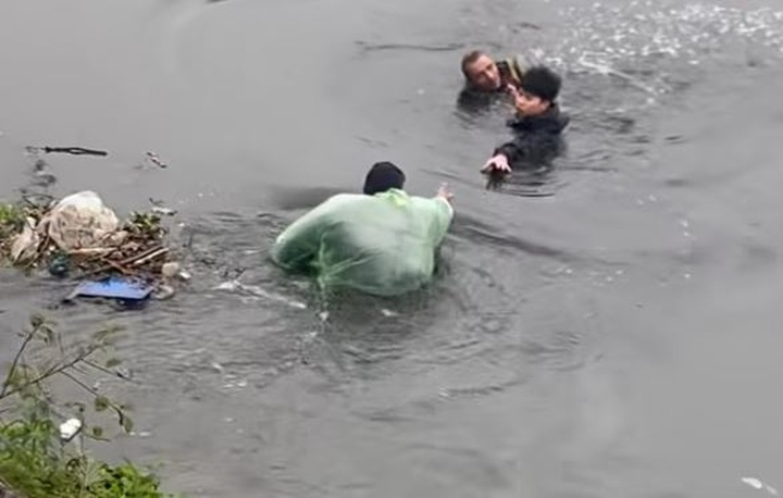 Hanoi men save elderly man from river during chilly weather - 1