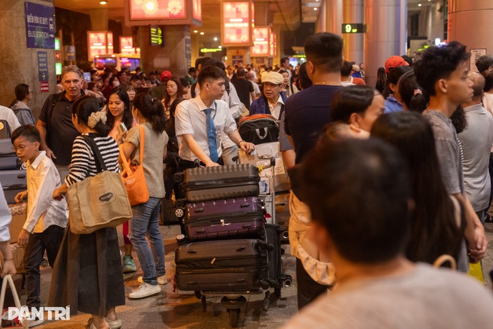 Tan Son Nhat Airport packed as overseas Vietnamese return for Tet - 13 Tan Son Nhat Airport packed as overseas Vietnamese return for Tet - 13