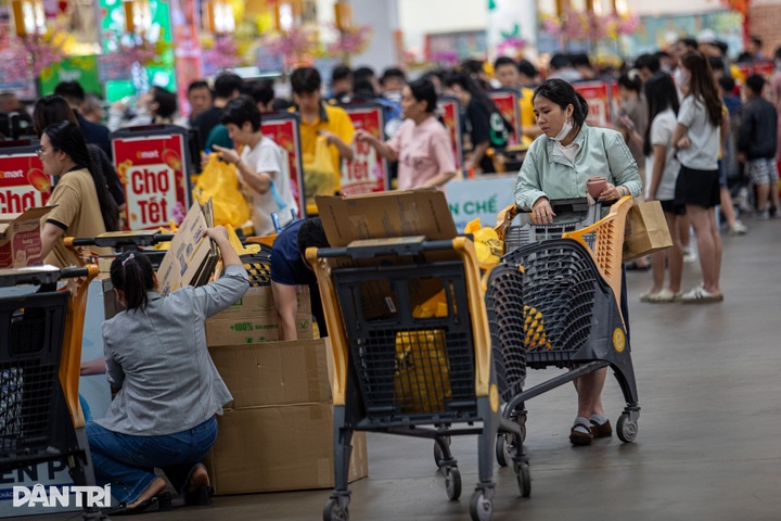 HCM City supermarkets overwhelmed as shoppers leave Tet buying late - 9