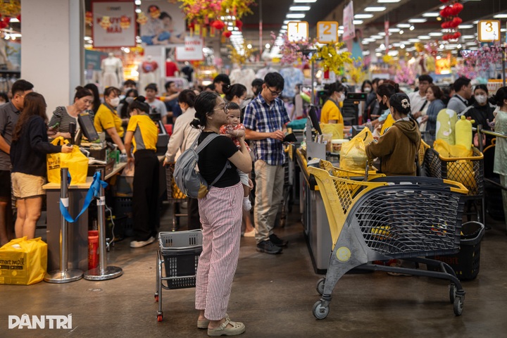 HCM City supermarkets overwhelmed as shoppers leave Tet buying late - 10