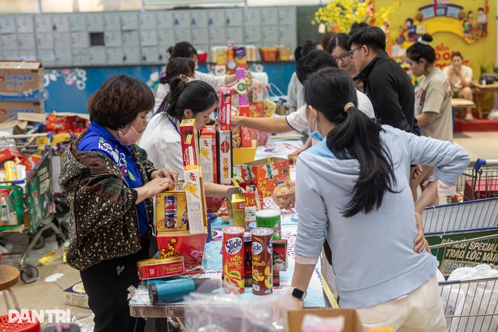 HCM City supermarkets overwhelmed as shoppers leave Tet buying late - 8