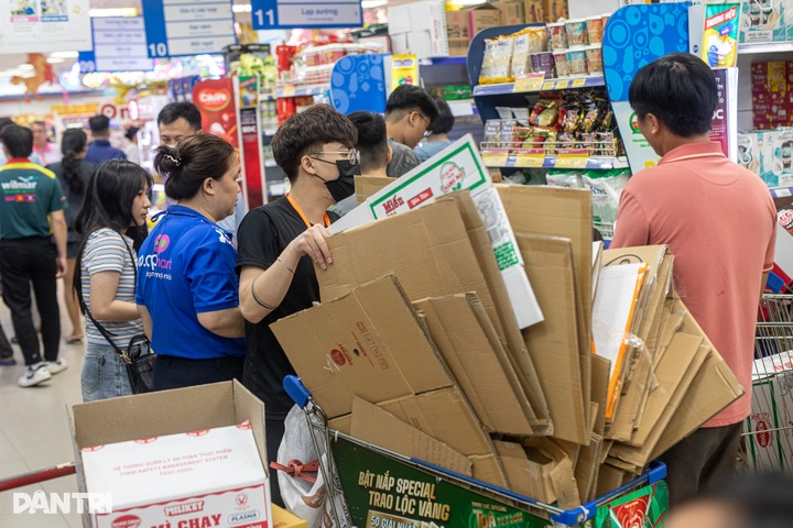 HCM City supermarkets overwhelmed as shoppers leave Tet buying late - 3